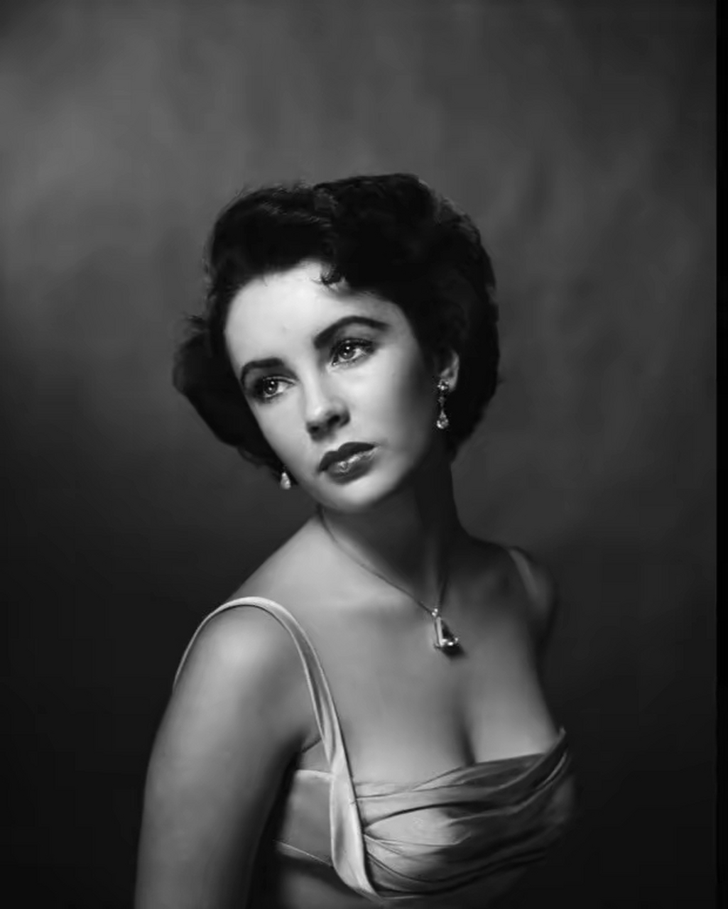 伊丽莎白泰勒16岁时的玉照已经有成熟女人的风韵了,她拥有紫蓝色双眸