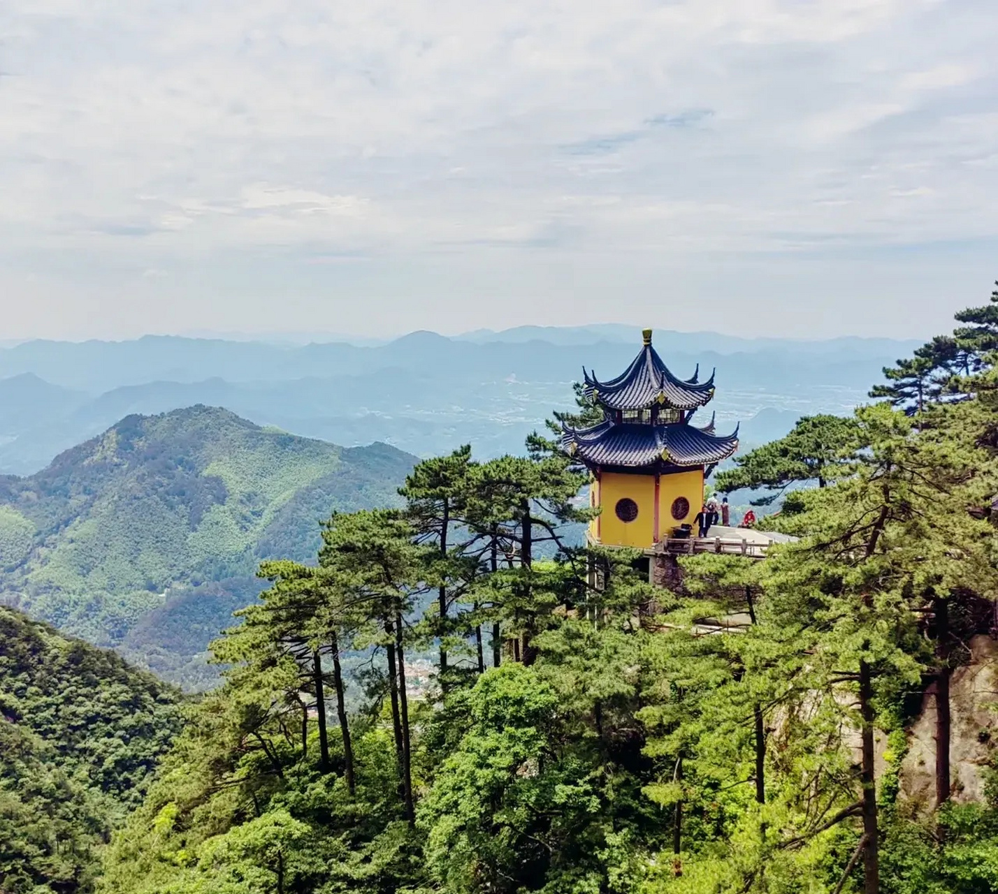 又名"地藏寺","地藏禅寺",位于九华山的天台峰顶,海拔1306米,为九华山