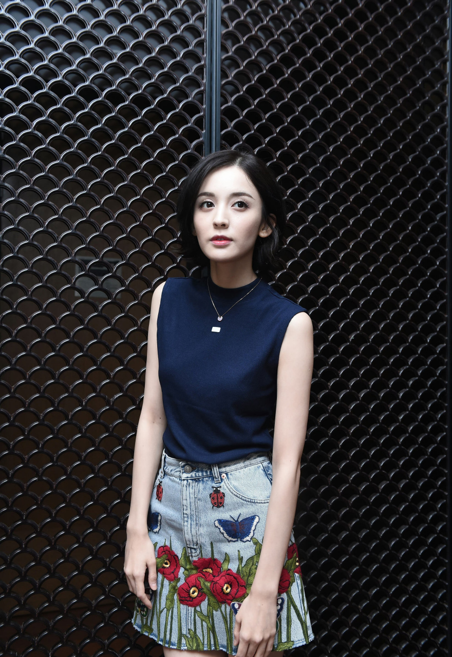 古力娜扎,黑色无袖上衣搭配牛仔短裙,短发干练迷人!