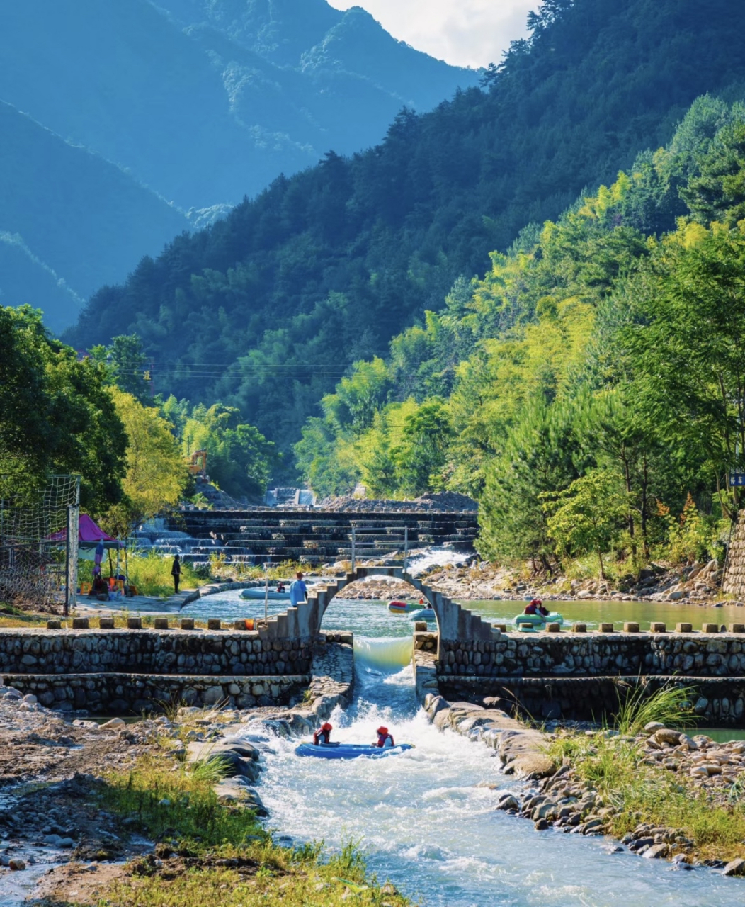 我找到杭州周边竟有夏日玩水的巅峰之所——浙西大龙湾景区.