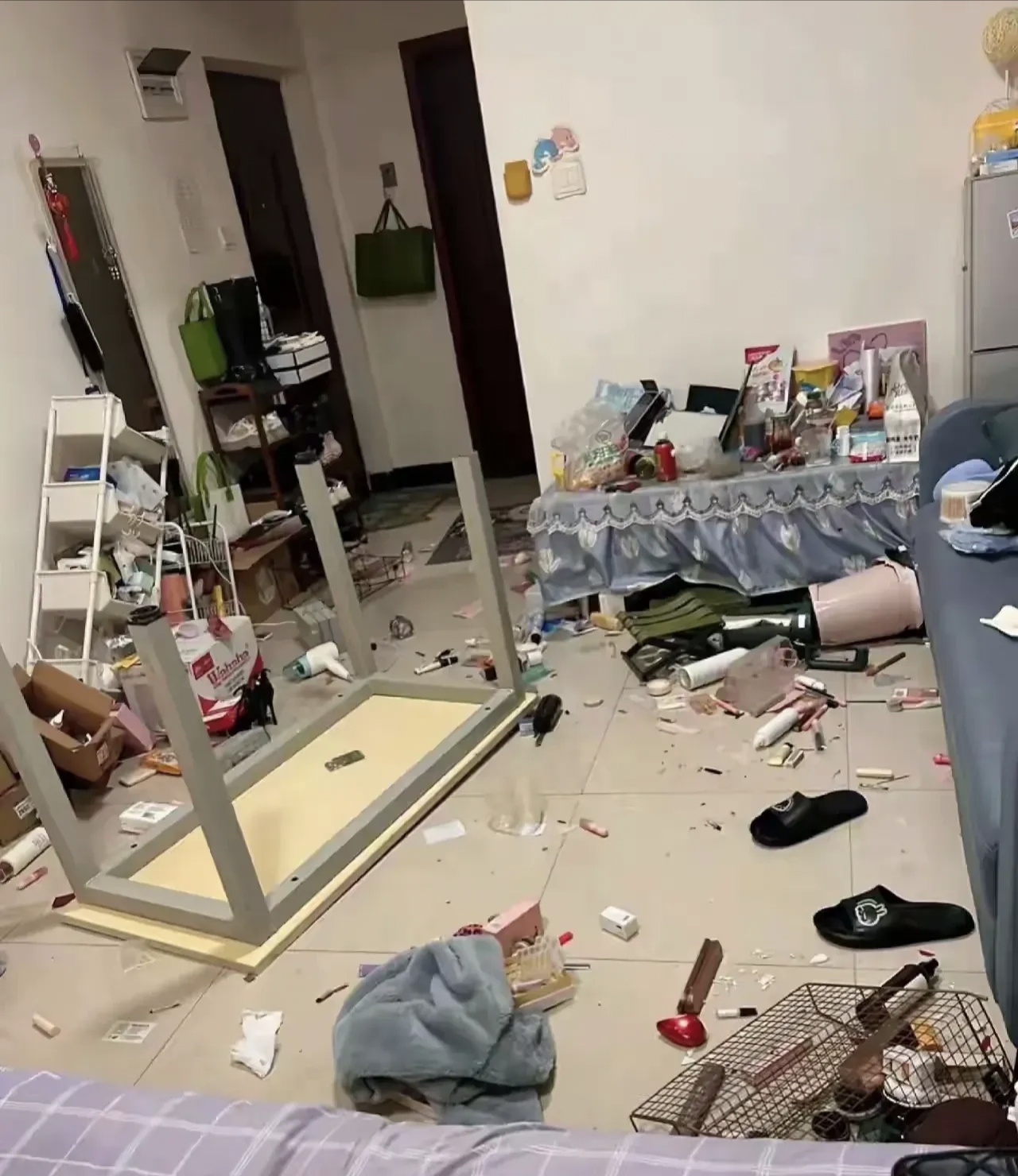 住了一晚上她就对我老公说太热了孩子热的睡不着翻过来覆过去的