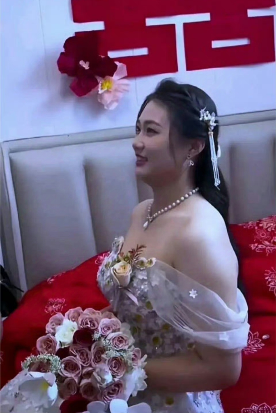 美女自己突然变大结婚图片