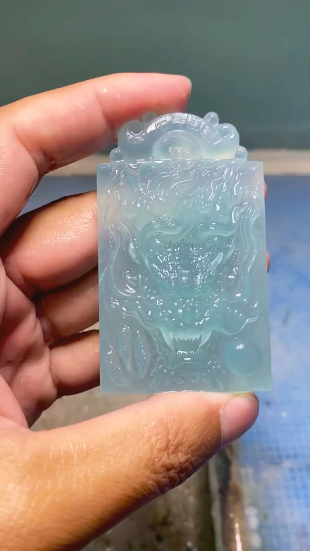 翡翠龙牌,高冰高透大师雕刻