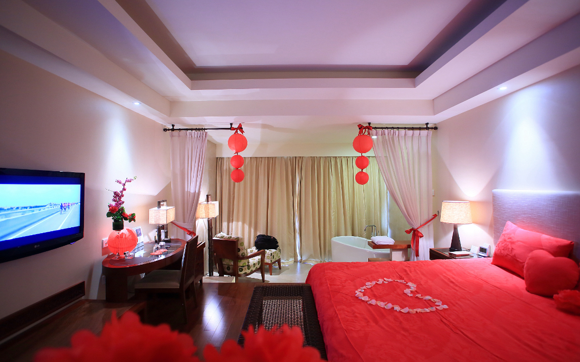 到家时,看到老公大舅和姑姑两家住我们的新房子,连婚床上都有人睡了