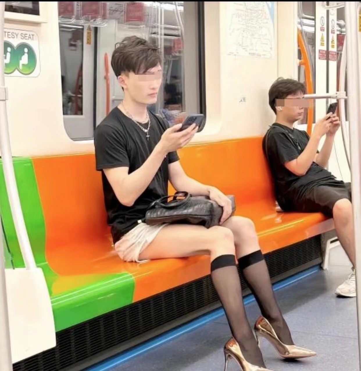 现在公共场合经常看到男生穿高跟鞋,穿中筒丝袜这是第一次,你是那么