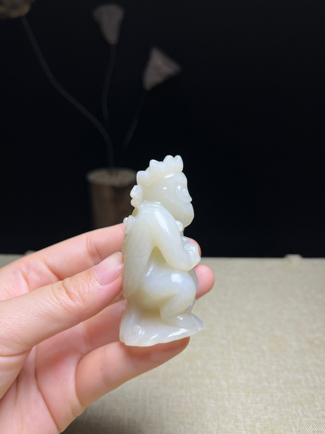 清代和田玉迦楼罗雕件:时光雕琢的神圣艺术