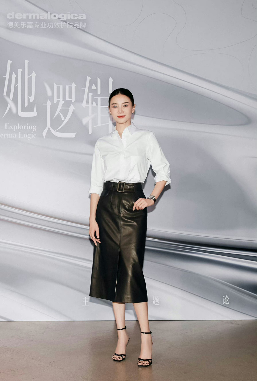宋佳,白色衬衫搭配黑色皮裙,优雅知性!