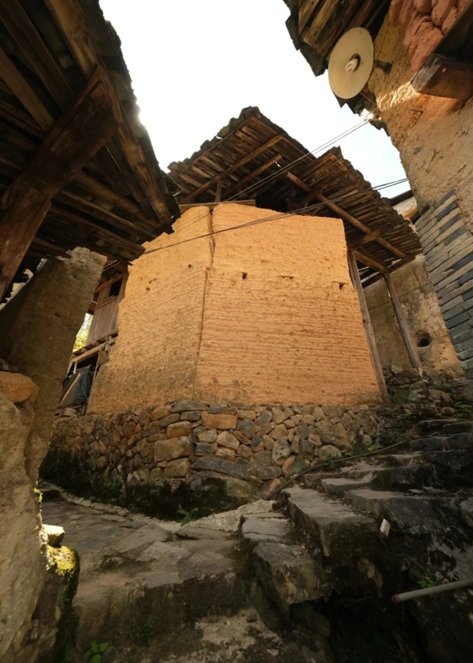 斑驳的墙壁,腐朽的梁柱,破旧的门窗上挂着蜘蛛网