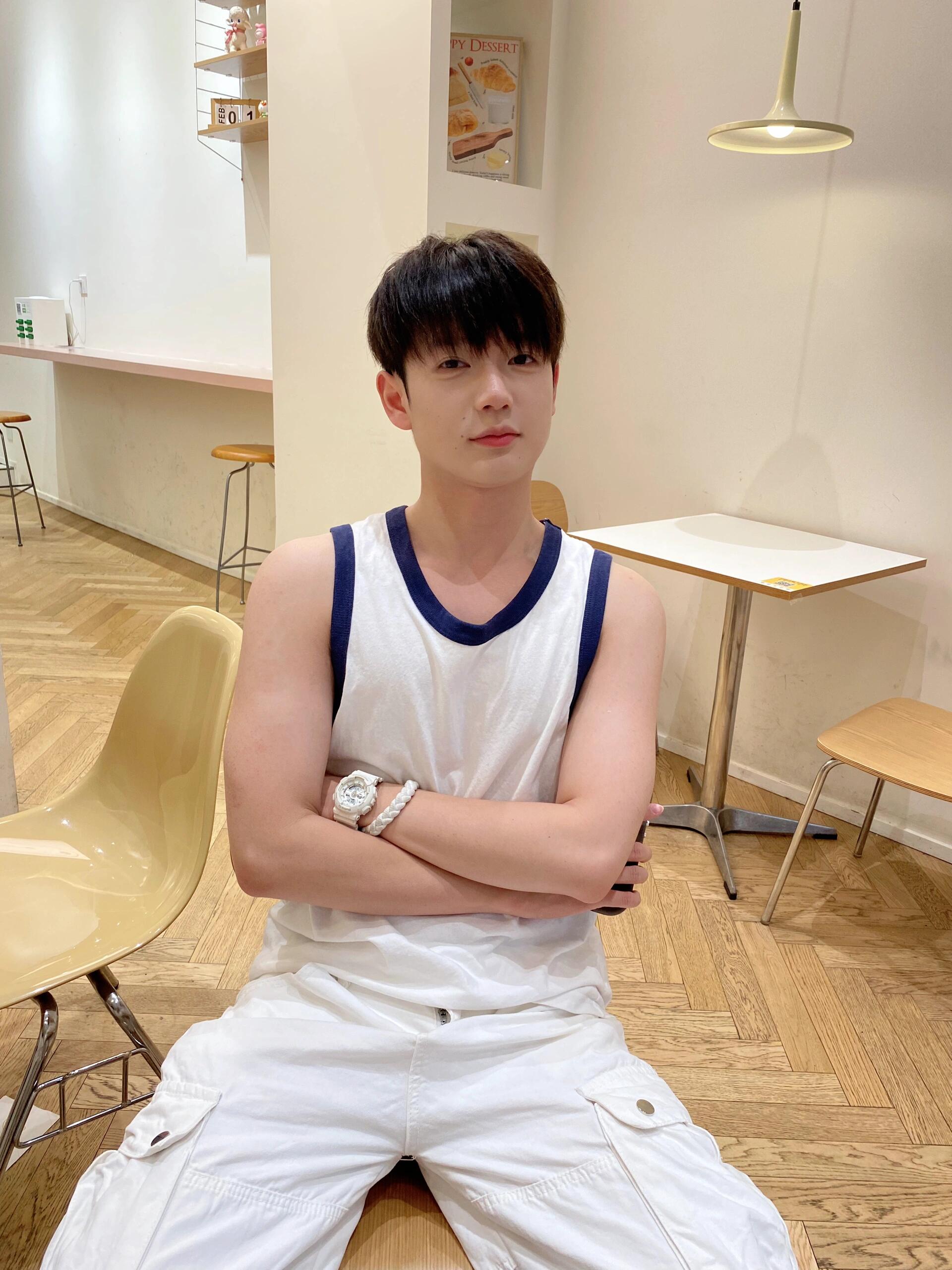 韩系穿搭的长沙小伙儿,白净的皮肤,帅气的外表,让人忍不住多看几眼