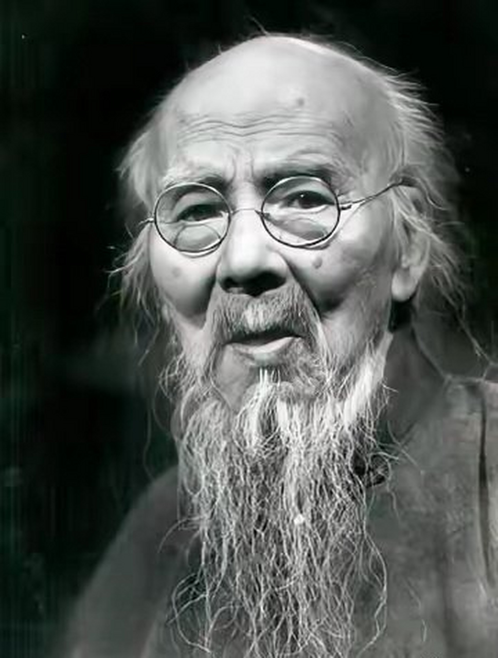 齐白石93岁时有人花2元钱向他请画,齐白石随意勾勒出三片咸鸭蛋,对方