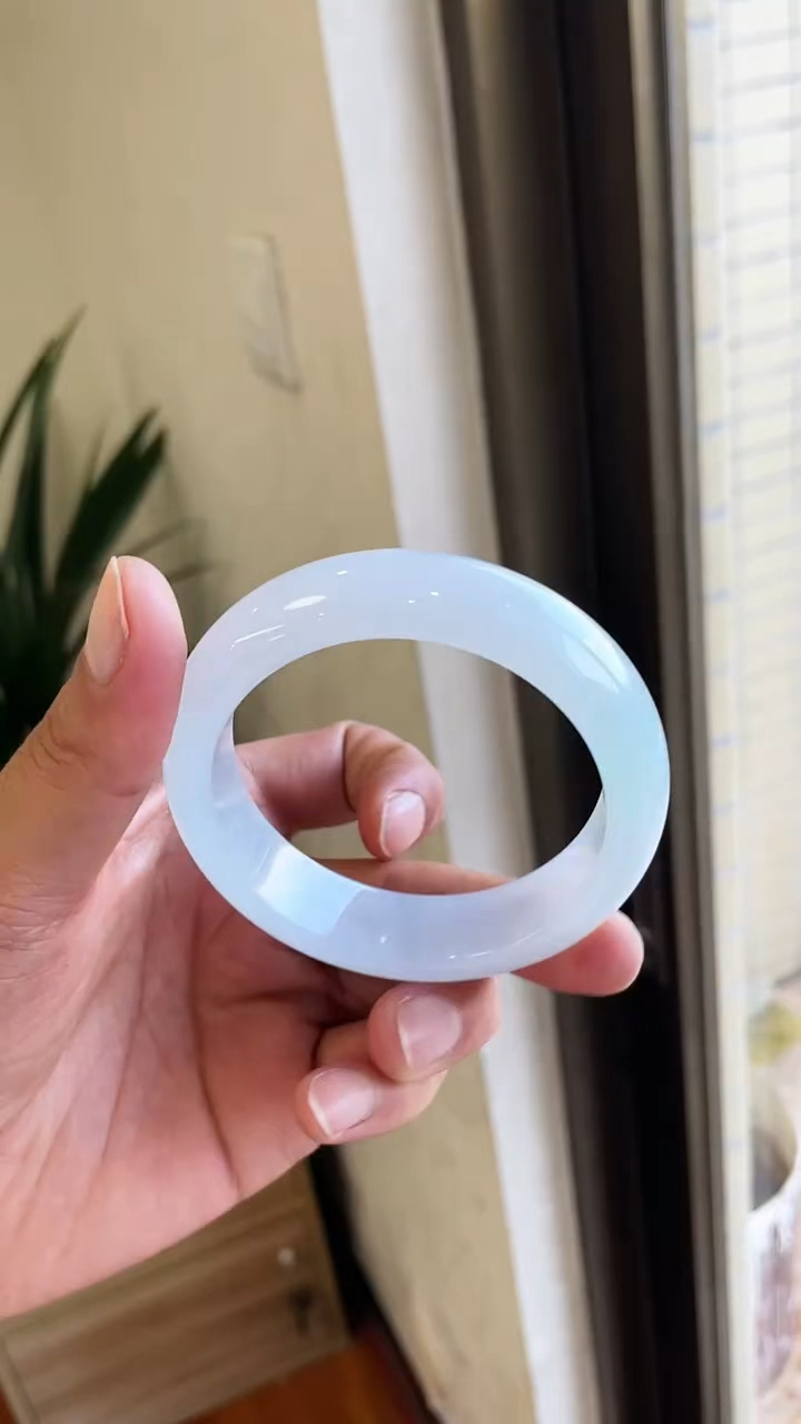 白月光翡翠手镯,是心中的一抹纯净,戴上它,做自己的女王!