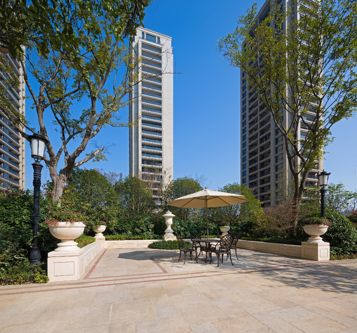 因为我照顾不周,我虚心接受批评,之后收拾几件衣服去了女儿上学的城市