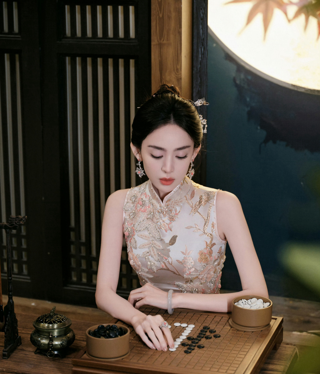 古力娜扎是中国演员,特征是五官精致,气质独特.