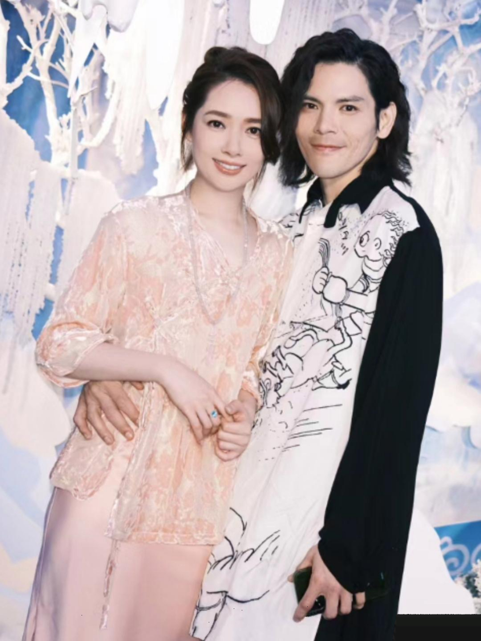 向太向华强为3岁孙女庆生,郭碧婷淡妆露面展现豪门媳妇优雅气质