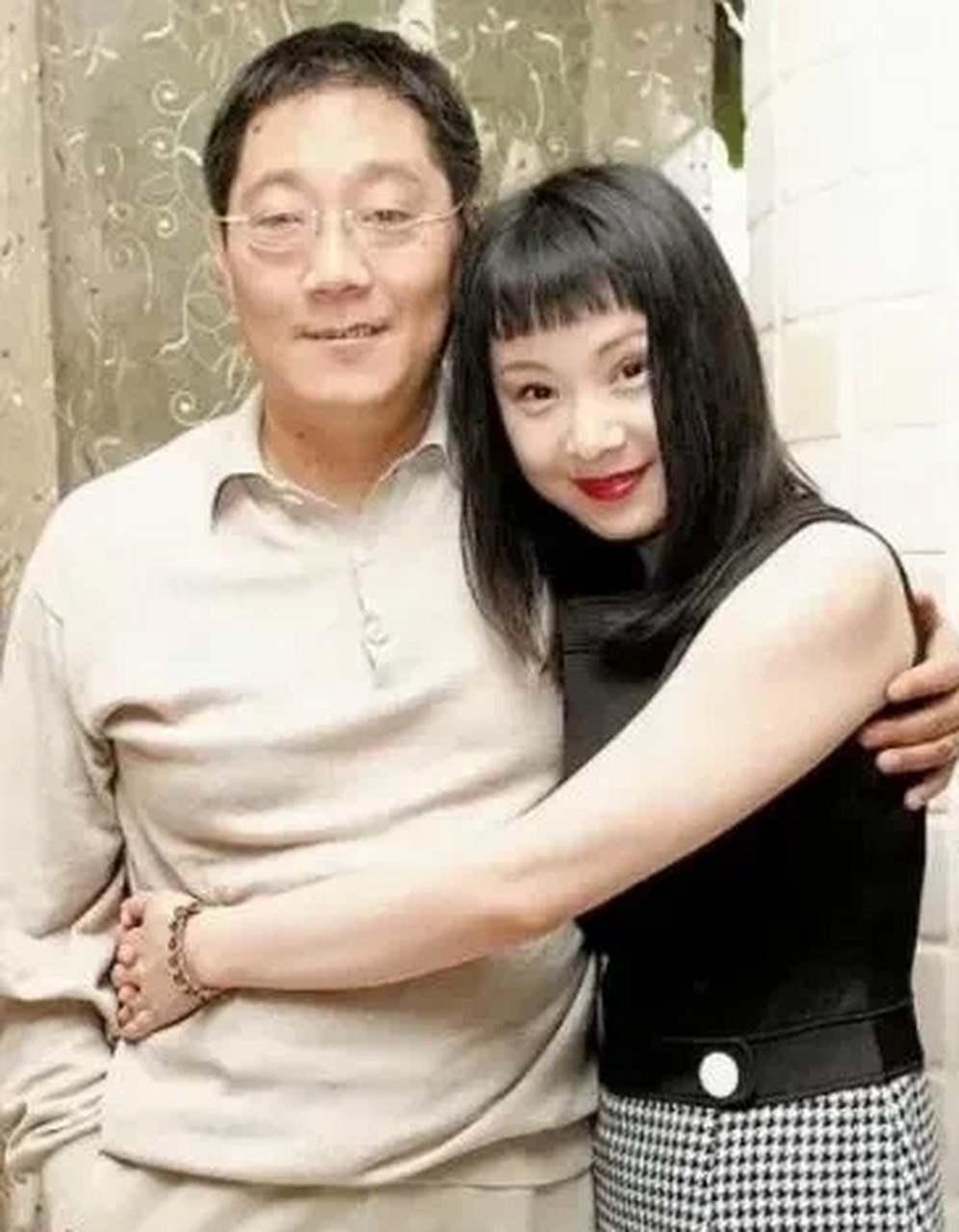 当年,苏越因诈骗5746万被捕入狱,被他当"金丝雀"养了23年的妻子安雯