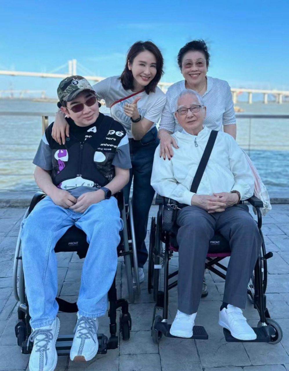 黎姿也是内心非常强大的女生了,撑起来一个家不容易,看她脸上洋溢着