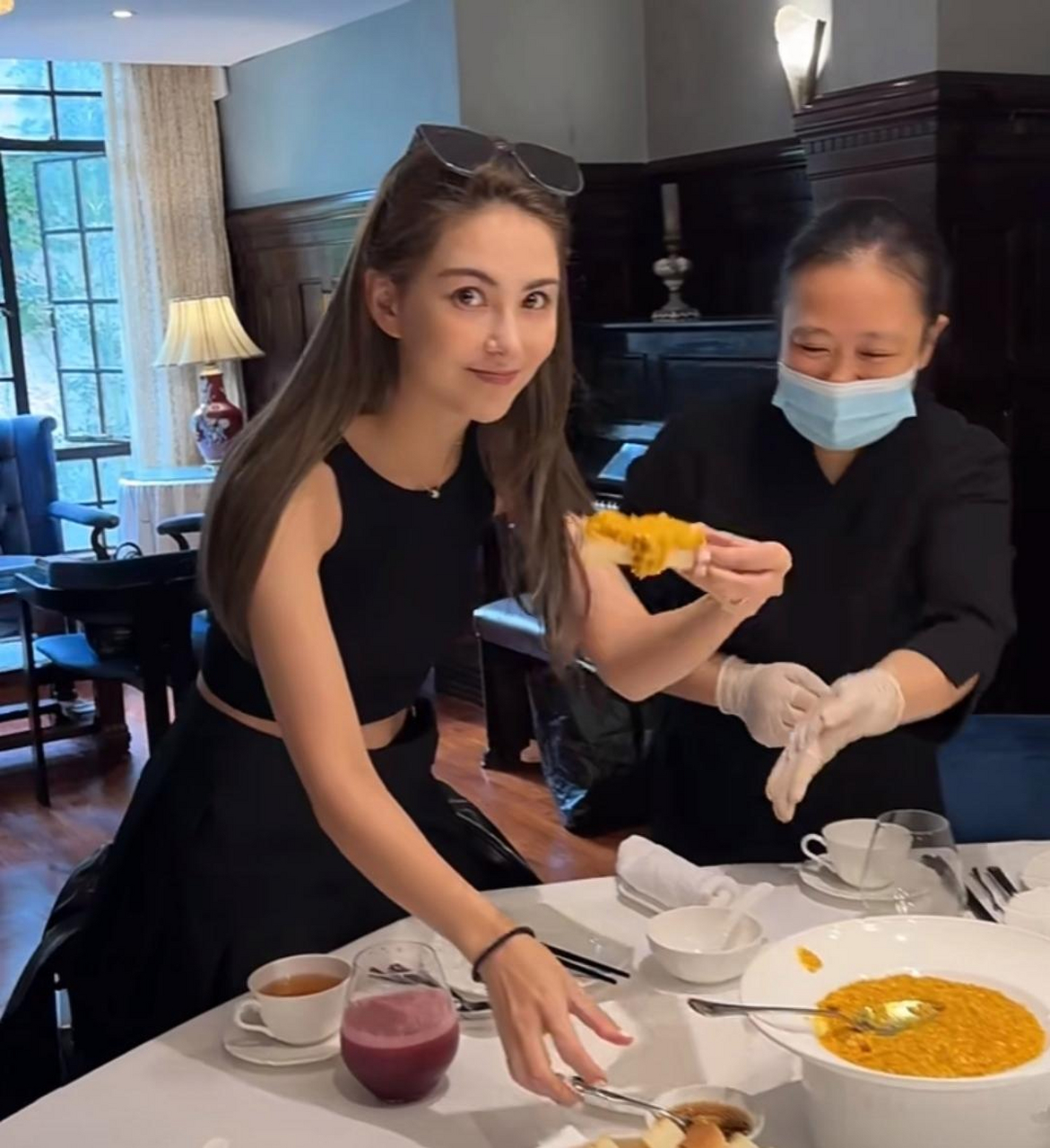 周杰伦带老婆去吃大闸蟹,昆凌拿着蟹粉吐司递给周董,两人隔着镜头互动