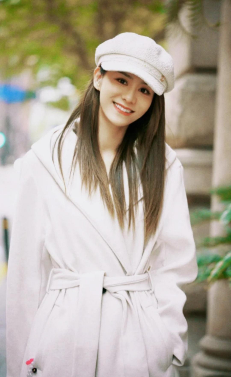 林峯老婆喝咖啡逛街,张馨月的白色大衣和帽子看起来特别亮眼,在马路上