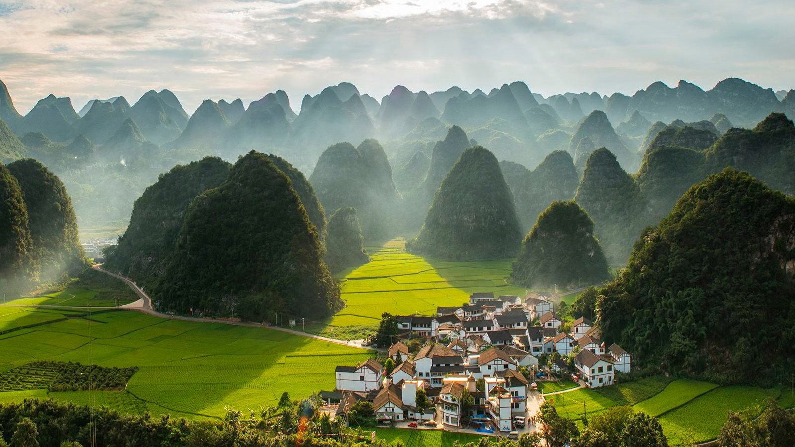 贵州兴义万峰林,大自然精心雕琢的景观,令人心驰神往