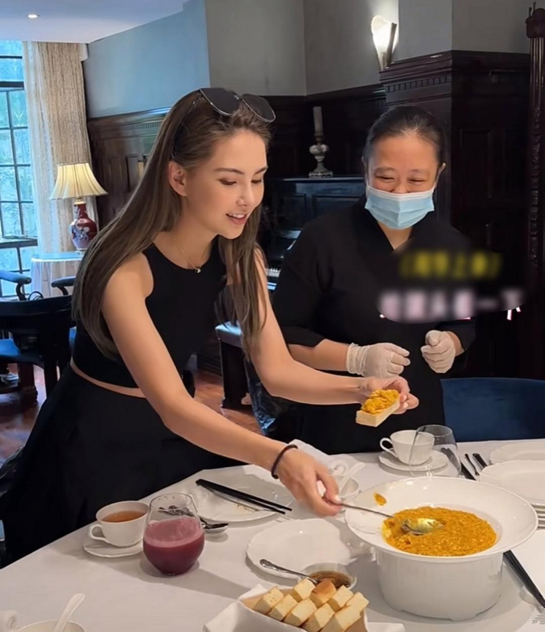 周杰伦带老婆去吃大闸蟹,昆凌拿着蟹粉吐司递给周董,两人隔着镜头互动