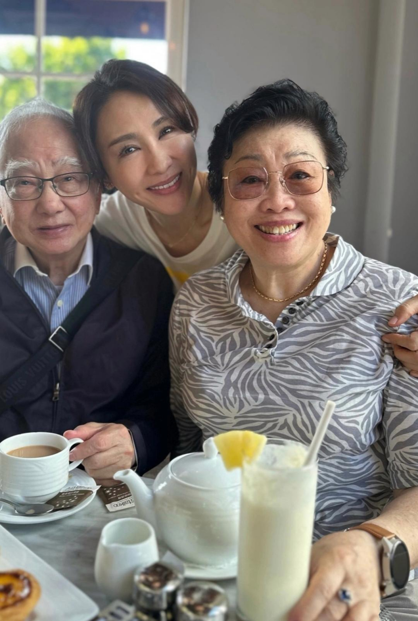 黎姿也是内心非常强大的女生了,撑起来一个家不容易,看她脸上洋溢着