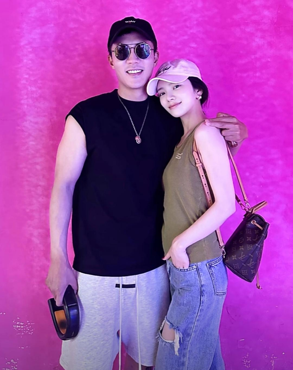 王灿晒与老公童年照,杜淳小时候单眼皮还有双下巴,王灿戴着小帽子眼睛