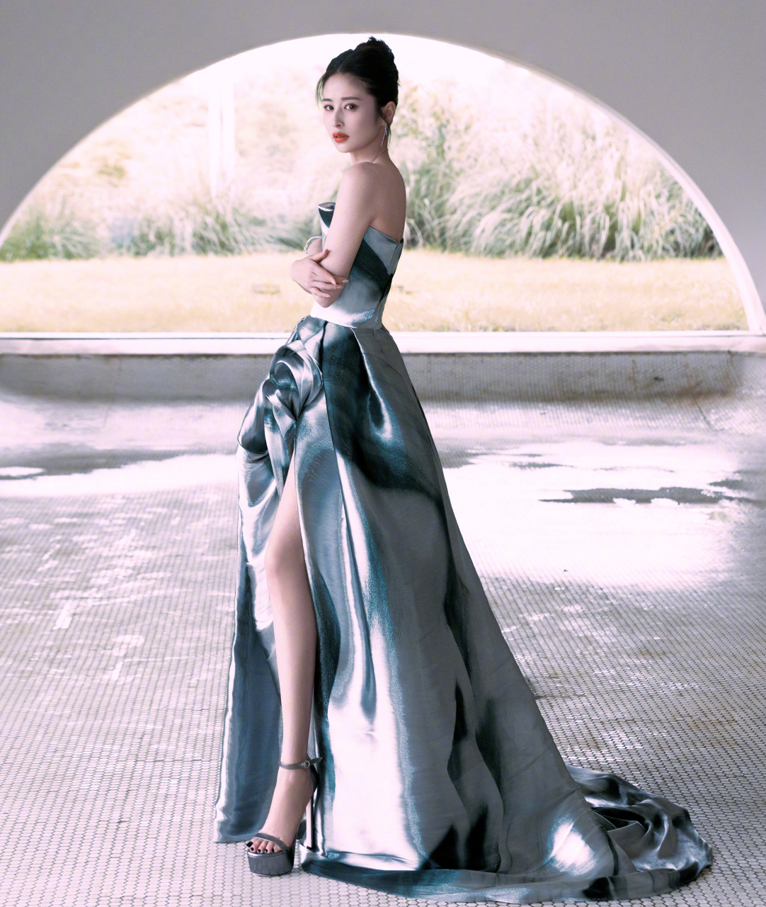 颖儿,蓝色高开叉抹胸长裙,高跟鞋超显大长腿,性感优雅!