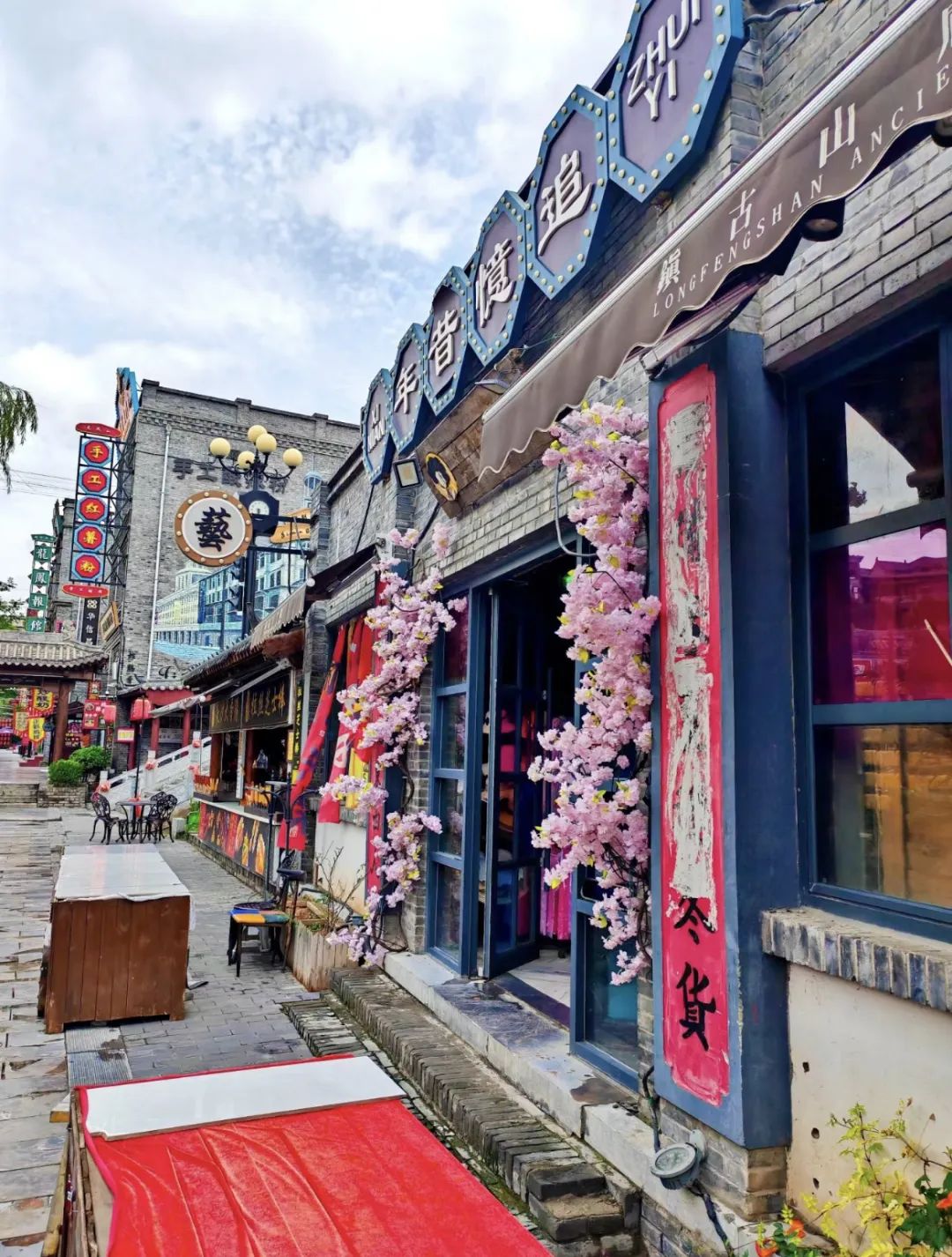 河南斥巨资打造"假古镇",免门票却少有人知,游客:像