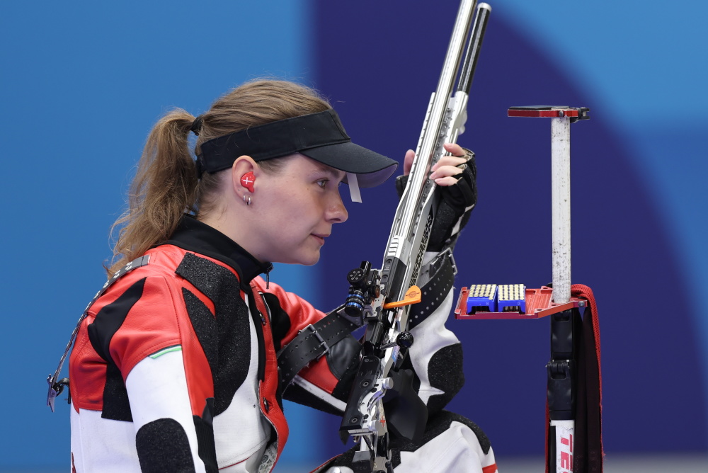 在奥运会中,射击比赛运动员的衣服为什么那么厚?答案来了!