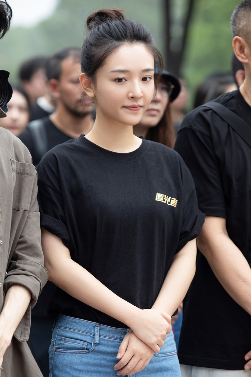 吴倩#2021年7月5日,吴倩出席电视剧《追光者》开机仪式,她扎着丸淄贩