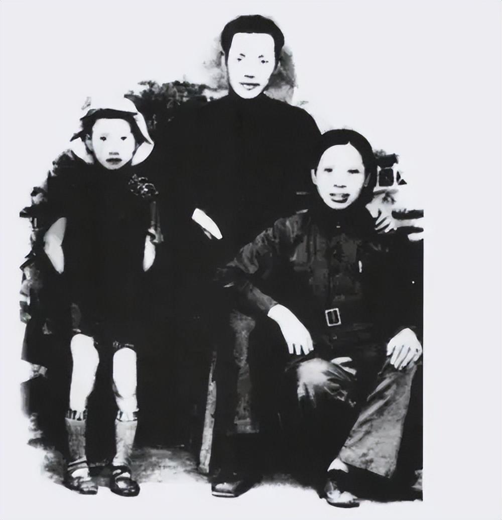 50年代,一张张文秋与刘思齐,邵华,张少麟3个女儿罕见的留影