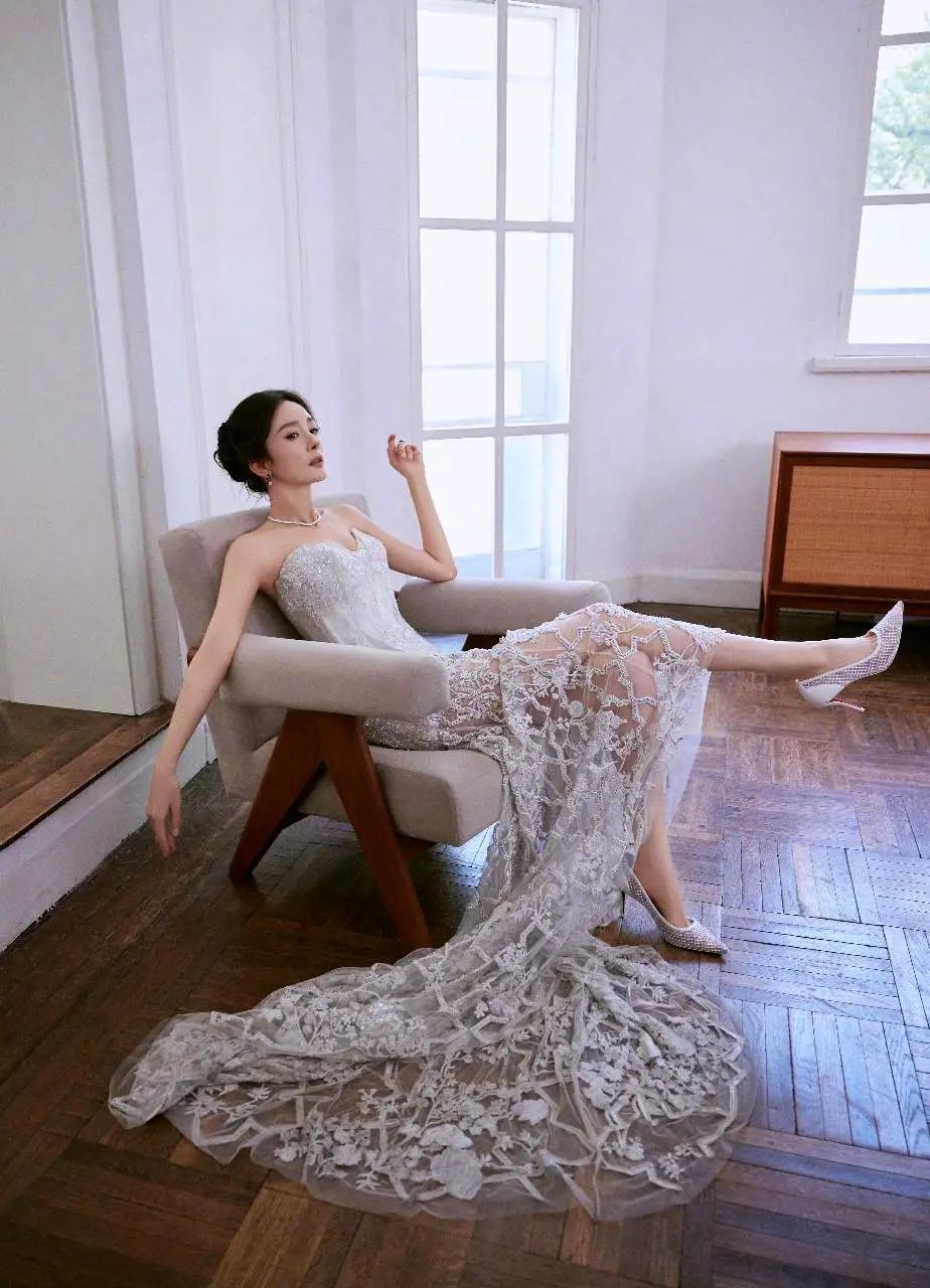 杨幂:白色抹胸网纱拖地裙与高跟凉鞋的绝妙搭配的时尚盛宴