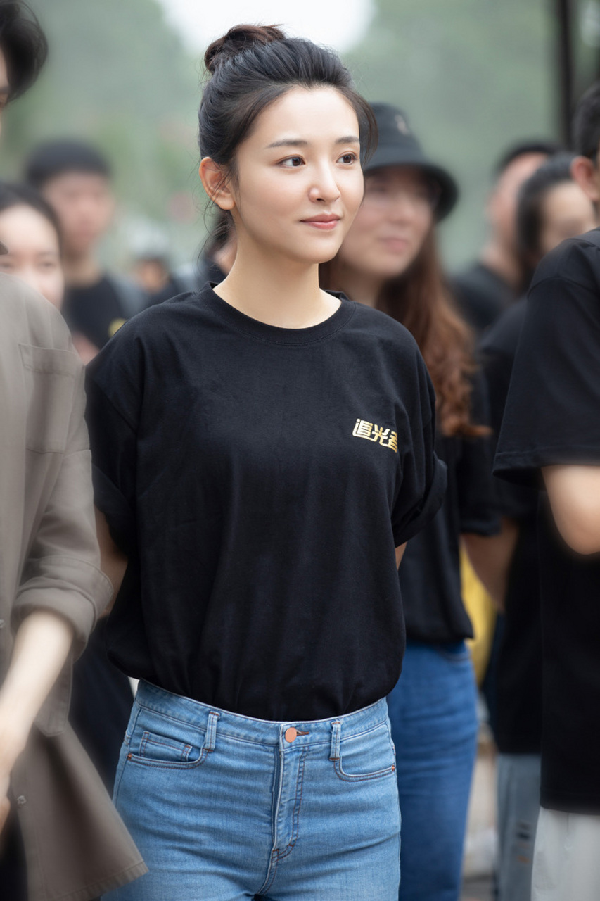 吴倩#2021年7月5日,吴倩出席电视剧《追光者》开机仪式,她扎着丸淄贩