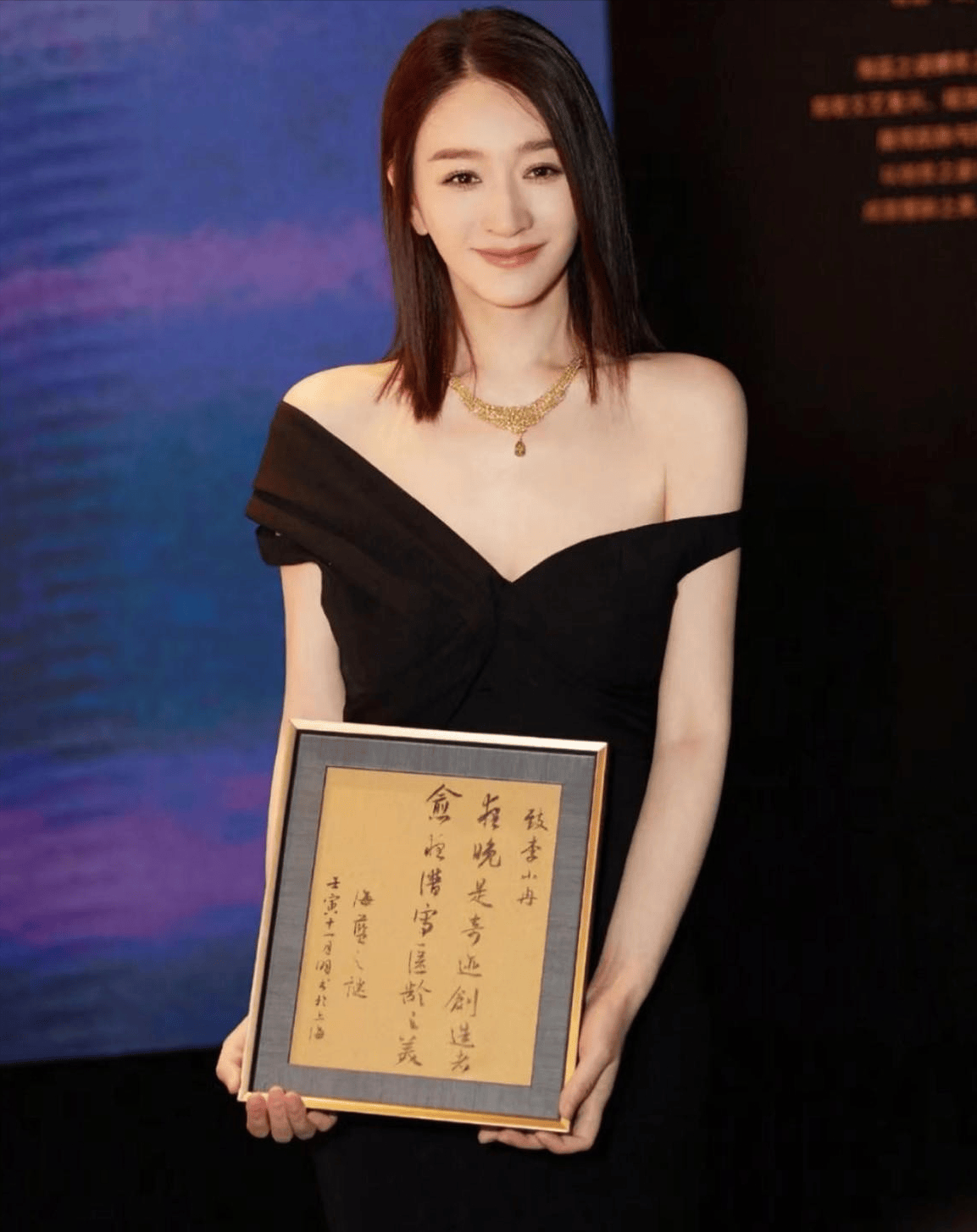 被"李小冉"的领奖图惊艳到!穿露肩裙变"水蜜桃",性感又迷人!