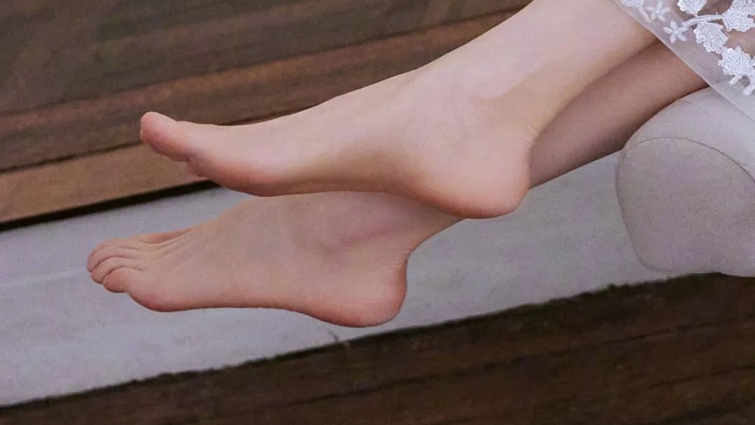 杨幂:白色抹胸网纱拖地裙与高跟凉鞋的绝妙搭配的时尚盛宴