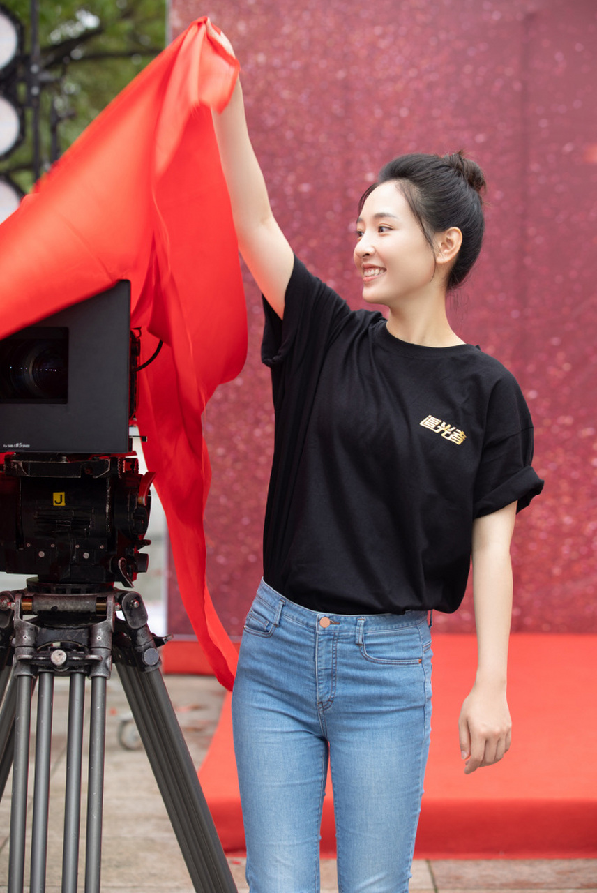 吴倩#2021年7月5日,吴倩出席电视剧《追光者》开机仪式,她扎着丸淄贩