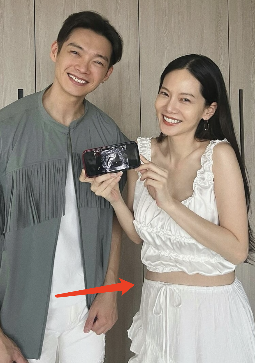 43岁辰亦儒官宣妻子怀孕喜讯,曾之乔秀孕肚,手持b超照幸福洋溢