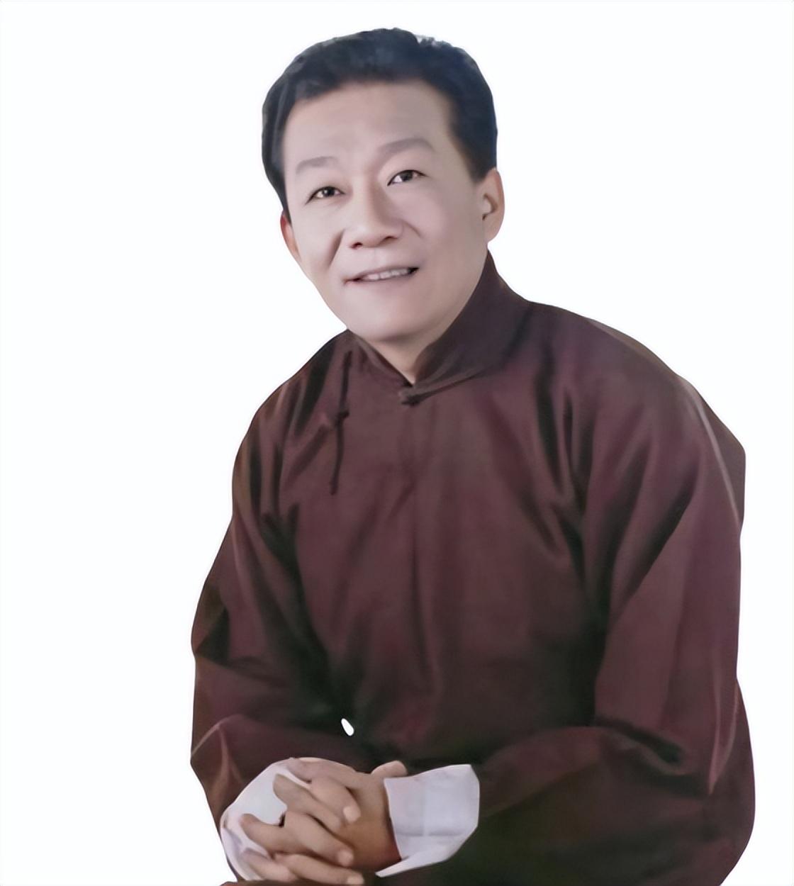 侯耀文他和发妻刘彦第二年就迎来了一个可爱的女儿,一家三口.