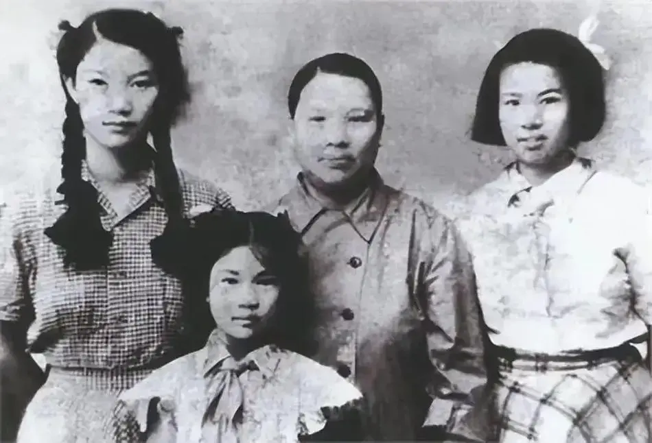 50年代,一张张文秋与刘思齐,邵华,张少麟3个女儿罕见的留影