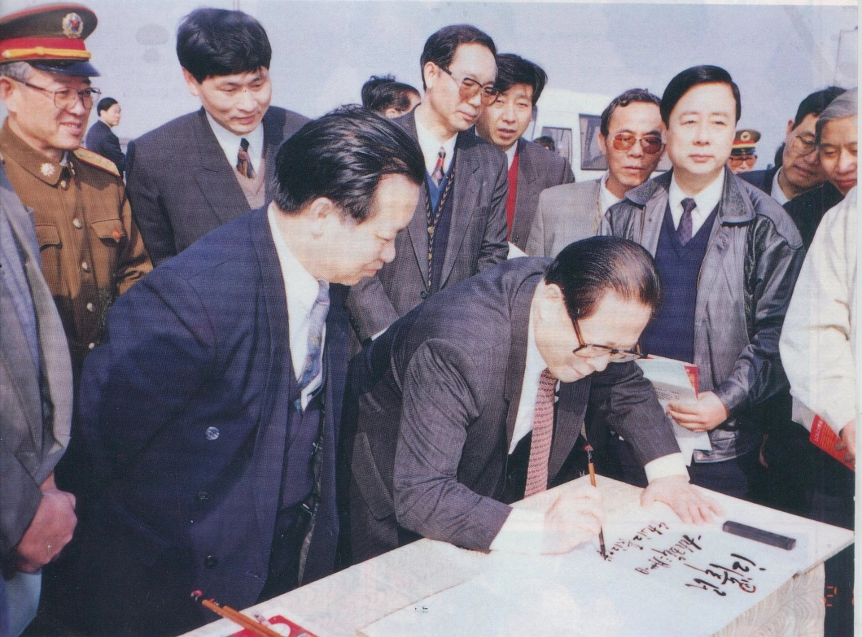 1995年3月21日,江同志视察正在建设中的九江长江大桥并与在留言簿上写