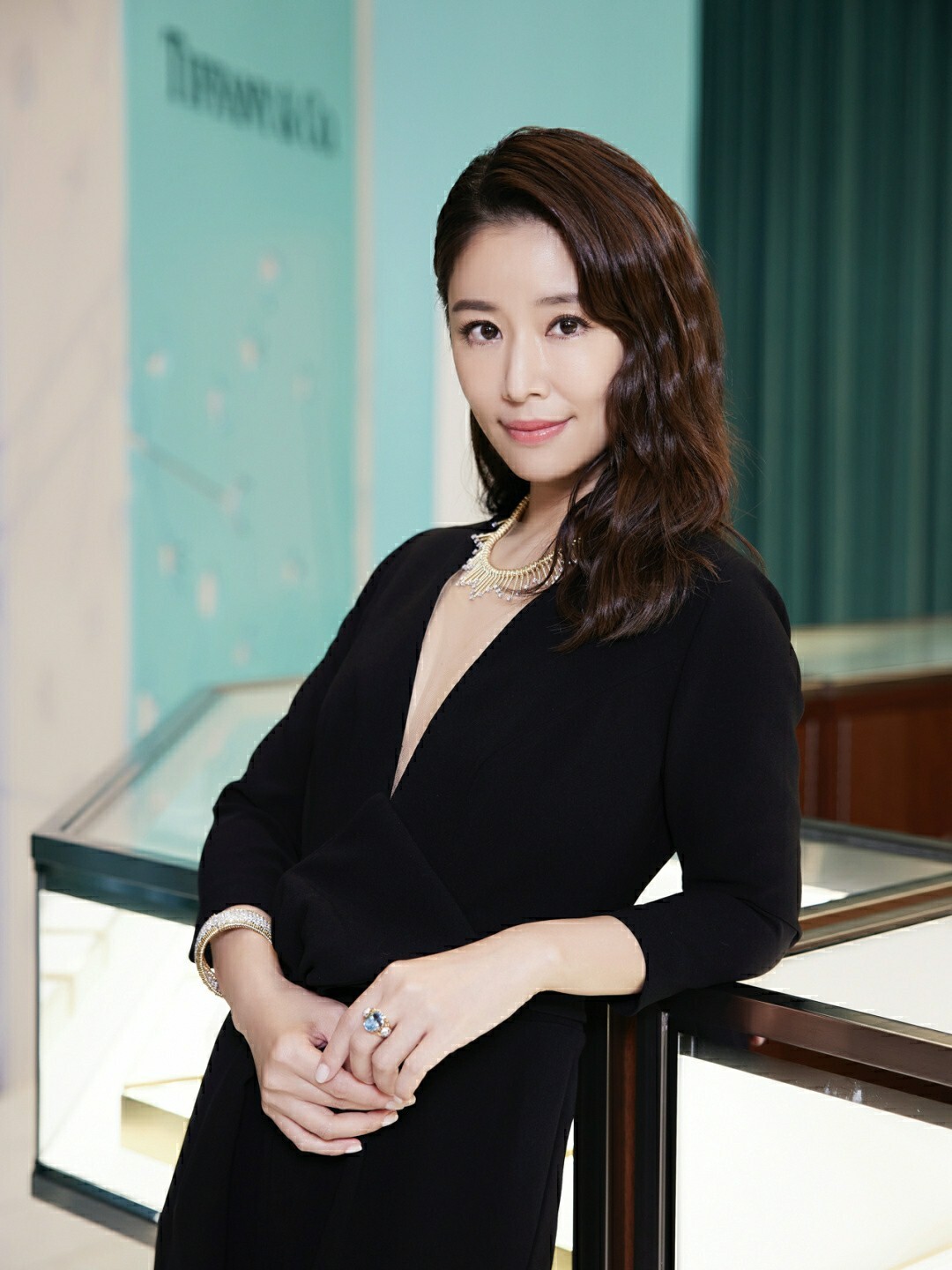 林心如穿黑色深v礼服裙优雅性感