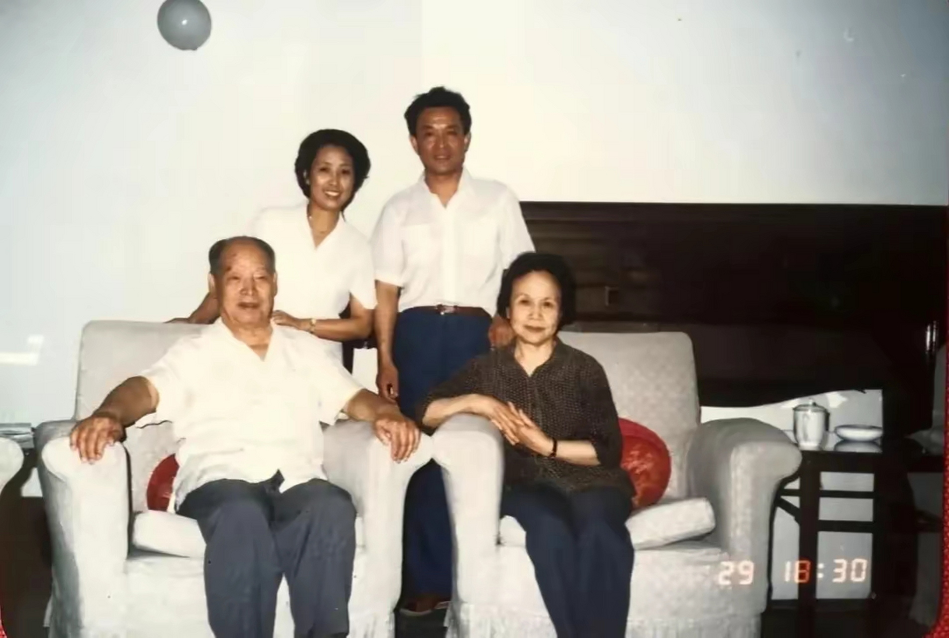 1988年,彭真和夫人张洁清,以及京剧家李玉芙,石维坚,一张合影.