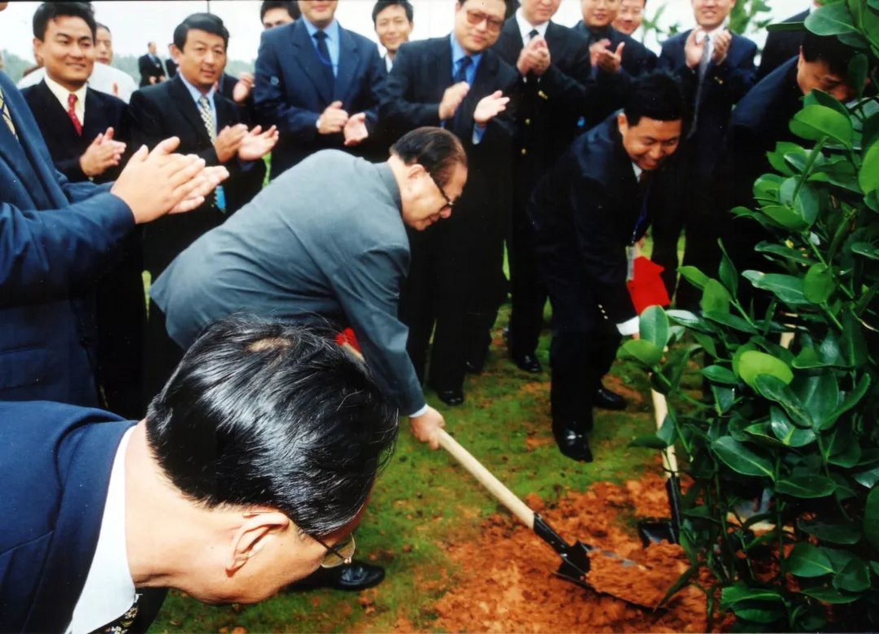 2001年2月27日,博鳌亚洲论坛成立大会在海南举行,江同志出席成立大会