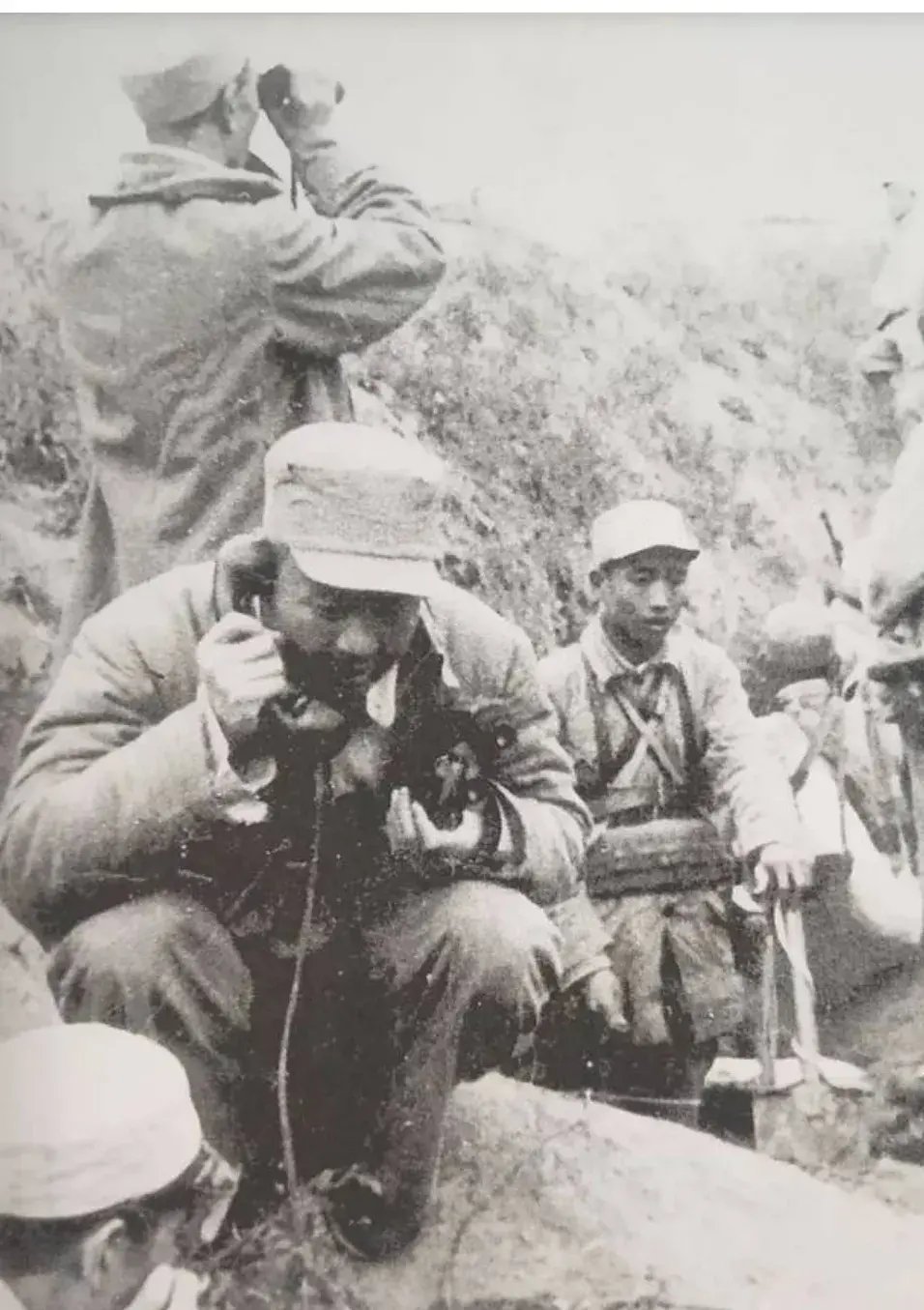 1947年5月初,三五九旅在蟠龙战役中担任主攻,照片中的王震将军,正在用