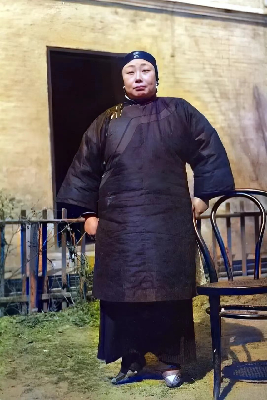 1940年,江苏农村,一位"地主婆"在自家院子里留下了这张罕见照片.