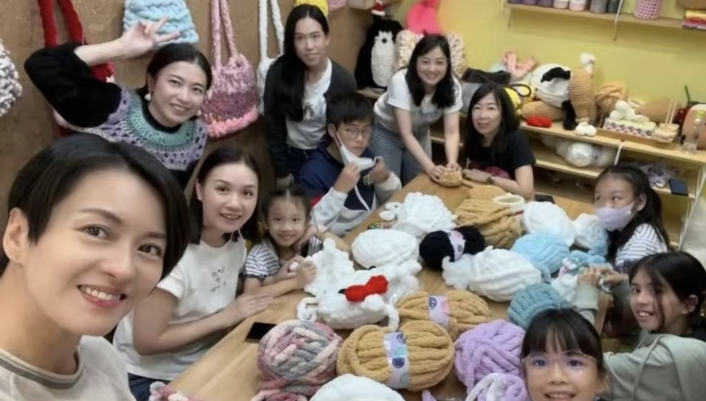 梁咏琪带着老公女儿一起打卡甘比编织店