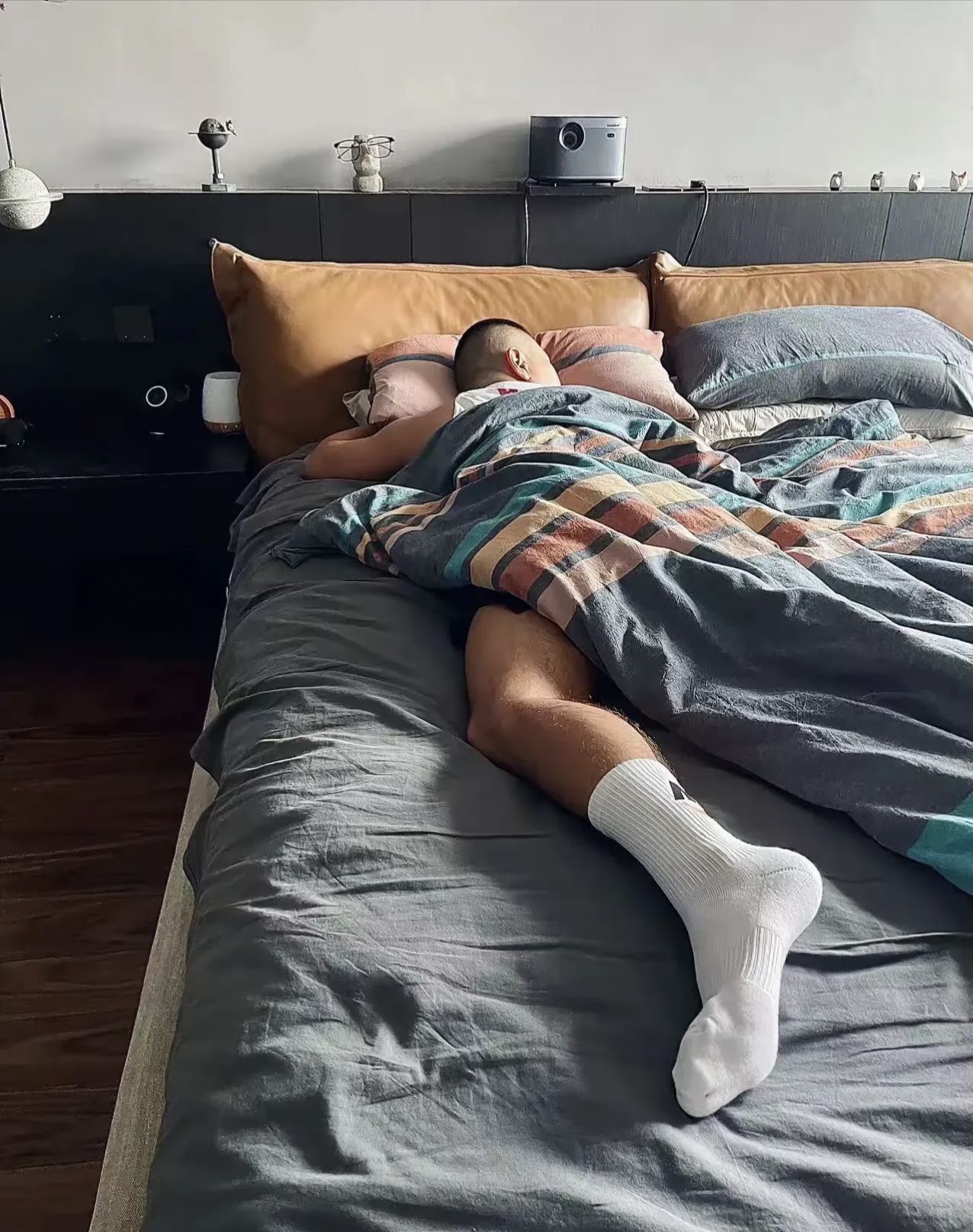 携带着无尽在家躺平躺平在家老公平躺睡着了我自拍男生好看的腿床上