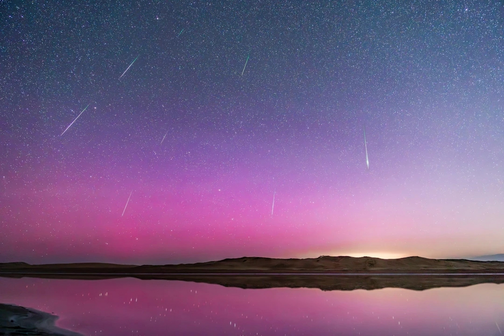 多地英仙座流星雨精彩瞬间 昨夜今晨,多地极光流星大爆发!