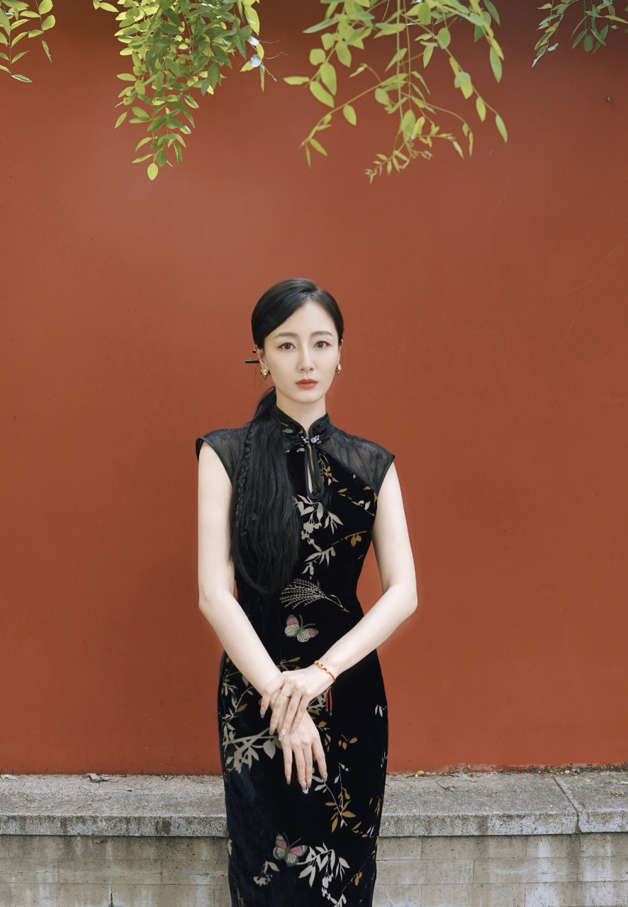 贾青穿旗袍真好看,可惜就是不火.