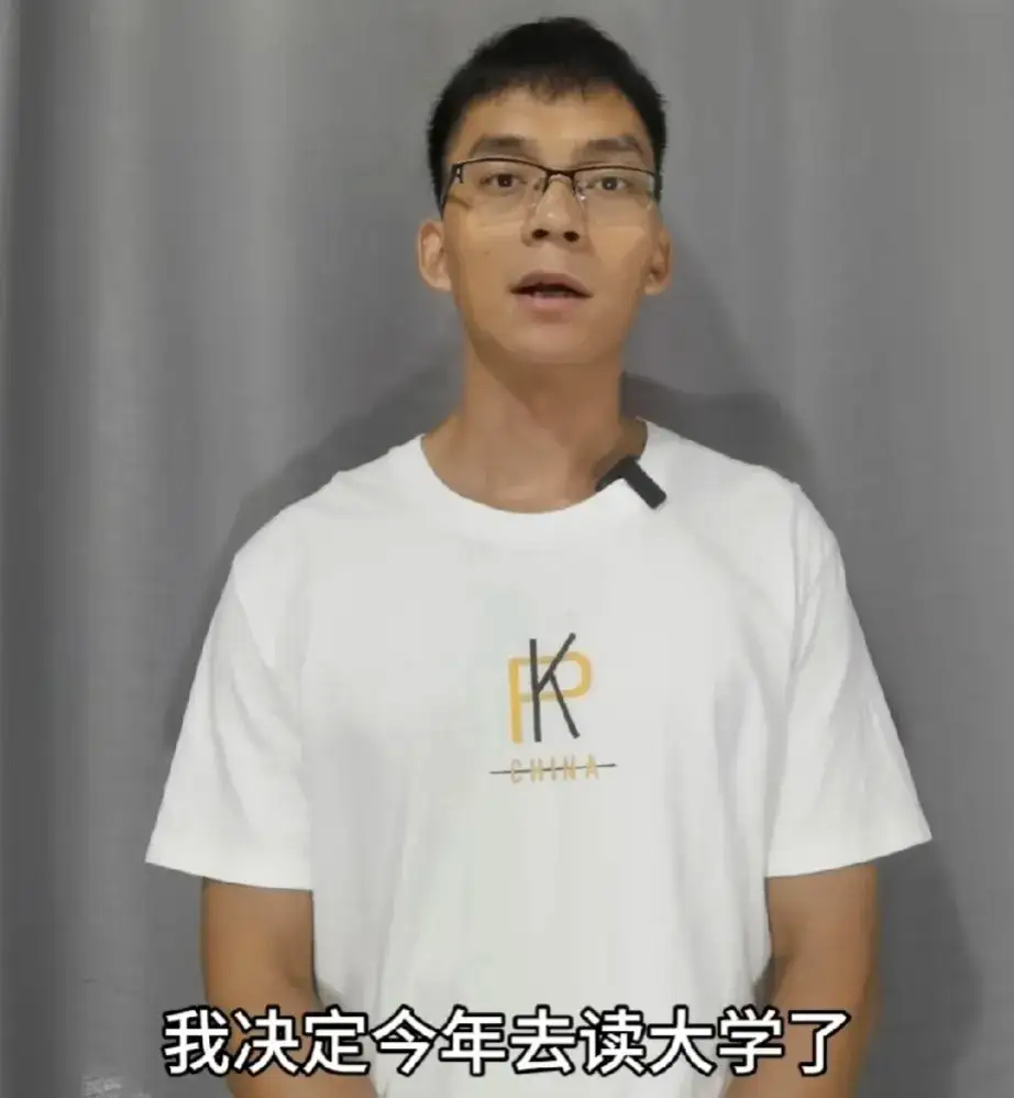 唐尚珺决定去读大学,实属"无奈之举": 其一,复读学校难寻: 他在